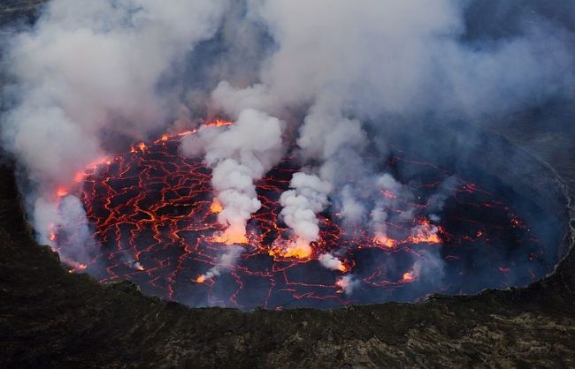 尼拉贡戈火山