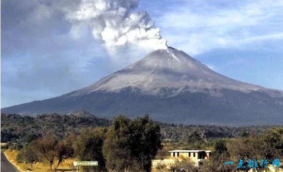 夏威夷莫纳罗亚火山（大约高度：13,684英尺）