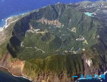 日本的青之岛（在活火山上）