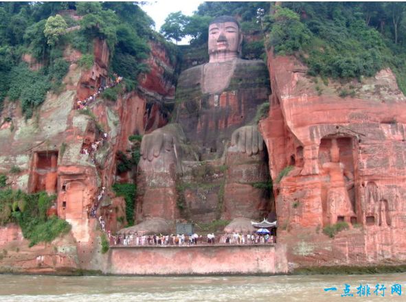 峨眉山风景区: 中国的乐山大佛