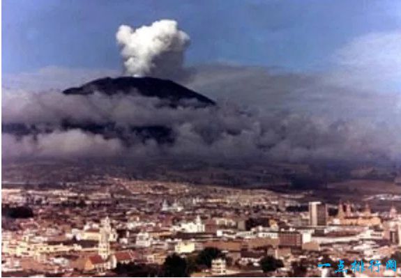 加拉斯火山，厄瓜多尔(大约高度:13392英尺)