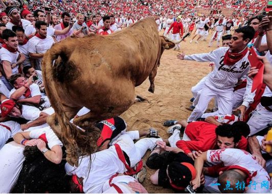 1.西班牙：潘普洛纳市奔牛节
