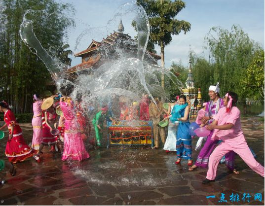 7.中国：傣族泼水节