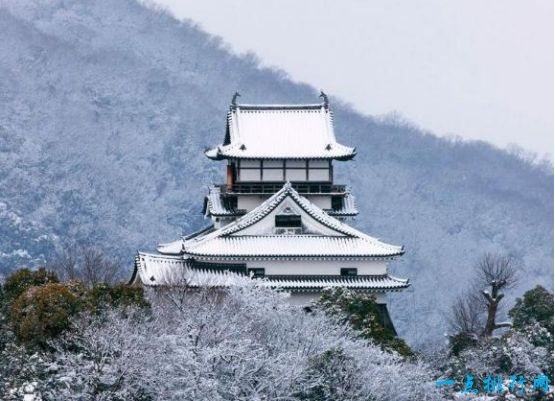 世界上最壮观的冰雪城堡，如同画集般美丽的初雪城堡