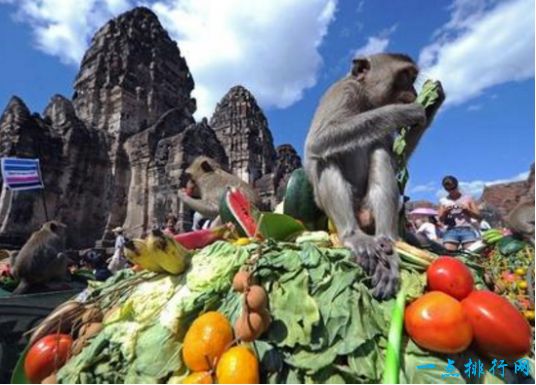 3.泰国：华富里省的猴子自助餐节